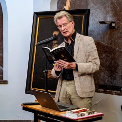 Henk Roos vertelt over zijn publicatie. Foto: Liek Bouma