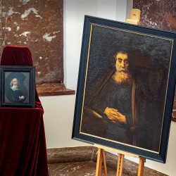 Het anonieme portret (l)in bezit van dr. Gregor J.M. Weber naast de tweede kopie van Rembrandts 'Oude Man'. Foto: Liek Bouma