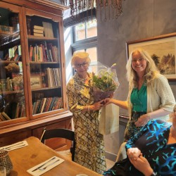 Jannie van de Hul-Omta en Eva Moraal bij afscheidslunch op woensdag 27 augustus 2025.
