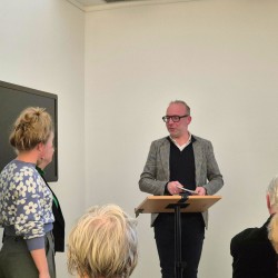 Het eerste exemplaar wordt door Arjan Nobel aangeboden aan Helena Verhoef (bestuurslid) en Madelief Feenstra (medewerker) van het Comenius Museum. Het eerste exemplaar wordt door Arjan Nobel aangeboden aan Helena Verhoef (bestuurslid) en Madelief Feenstra (medewerker) van het Comenius Museum.