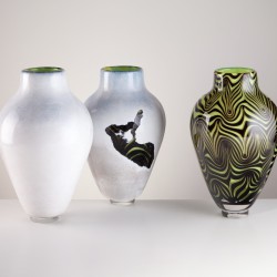 Anne Ryšavá, drie ambachtelijk vervaardigde vazen met geslepen decoratie, 2022, foto copyright SUPŠS.