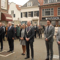 B&W Gooise Meren legt een krans B&W Gooise Meren legt een krans