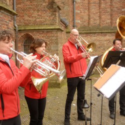 Koperensemble Naarden speelt volksliederen bij het standbeeld van Comenius Koperensemble Naarden speelt volksliederen bij het standbeeld van Comenius