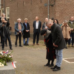 Burgemeester Uhersky Brod en medewerker betonen eer aan Comenius