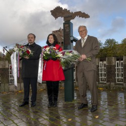 Bloemen bij Masaryk Monument van (v.l.n.r.) de ambassadeurs van Slowakije en Tsjechië, en Nick van Loendersloot namens het Comenius Museum Bloemen bij Masaryk Monument van (v.l.n.r.) de ambassadeurs van Slowakije en Tsjechië, en Nick van Loendersloot namens het Comenius Museum