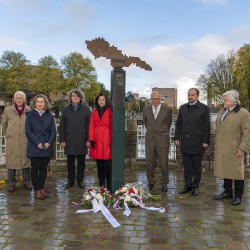 J. Hennenman, Hana Schenkova (Tsjechisch Centrum Nederland), Č. Hajný (Tsjechische ambassade), ambassadeur mw. K. Sequensová (Tsjechië), N. van Loendersloot (Comenius Museum), ambassadeur dhr. J. Machac (Slowakije) en P. Goedhart J. Hennenman, Hana Schenkova (Tsjechisch Centrum Nederland), Č. Hajný (Tsjechische ambassade), ambassadeur mw. K. Sequensová (Tsjechië), N. van Loendersloot (Comenius Museum), ambassadeur dhr. J. Machac (Slowakije) en P. Goedhart