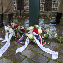 Bloemen bij het Masaryk Monument Bloemen bij het Masaryk Monument