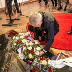 De Slowaakse ambassadeur, Zijne Excellentie Juraj Podhorský legt een krans.
