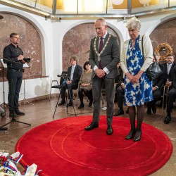 Burgemeester van Gooise Meren Han ter Heegde en bestuurslid Veronica Smelt leggen een krans.