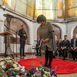 Burgemeester van Uherský Brod Miroslava Poláková legt een krans