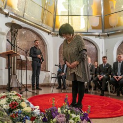 Burgemeester van Uherský Brod Miroslava Poláková legt een krans Burgemeester van Uherský Brod Miroslava Poláková legt een krans