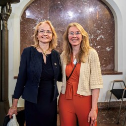 Directeur van het Nationaal Pedagogisch Museum in Praag, Markéta Pánková en Eva Moraal, directeur van het Comenius Museum. Directeur van het Nationaal Pedagogisch Museum in Praag, Markéta Pánková en Eva Moraal, directeur van het Comenius Museum.