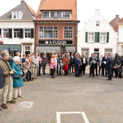 Kranslegging standbeeld Comenius bij de Grote Kerk Kranslegging standbeeld Comenius bij de Grote Kerk