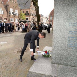 Zijne Excellentie Mgr. René Miko, Ambassadeur van Tsjechië, legt een krans Zijne Excellentie Mgr. René Miko, Ambassadeur van Tsjechië, legt een krans