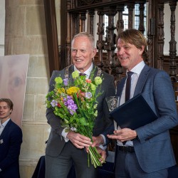 Burgemeester Han ter Heegde overhandigt Kim Putters de Comeniusprijs 2024. Burgemeester Han ter Heegde overhandigt Kim Putters de Comeniusprijs 2024.
