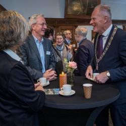 Keynote speakers Ann-Sophie Lehmann and Howard Hotson with Mayor Han ter Heegde during the opening.