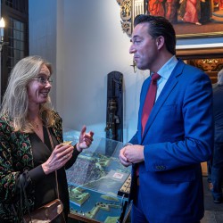 Director Eva Moraal (Comenius Museum) and Councilor Mark Marshall (College B&W Gooise Meren) during the reception