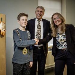 De tentoonstelling is officieel geopend! Kinderburgemeester Xavier van Dijk, Nico Schimmel en Eva Moraal