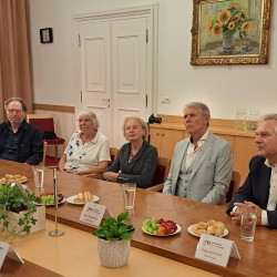 Delegatie Gooise Meren - wethouder cultuur Nico Schimmel, wethouder Hugo Bellaart -ruimtelijke ordening, Aleid Hamelink en Helena Verhoef.