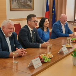 Burgemeester van Uherský Brod Ferdinand Kubáník, wethouder Miroslav Polášek , wethouder Marie Vaškovicová.