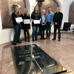 De prijswinnaars met docenten, directeur Eva Moraal en secretaris Helena Verhoef. De prijswinnaars met docenten, directeur Eva Moraal en secretaris Helena Verhoef.