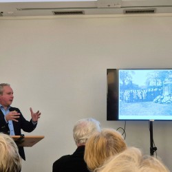 Lezing door John Exalto over standbeelden Comenius en De Geer Lezing door John Exalto over standbeelden Comenius en De Geer