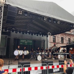 Jongeren van Muziekvendel Nardinc op het podium tijdens feest in Uherský Brod.