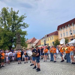 Jongeren van Muziekvendel Nardinc geven een optreden op straat in Uherský Brod.