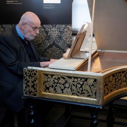 Ton Koopman speelt op zijn klavecimbel_Liek Bouma