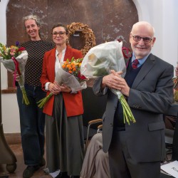 Bloemen voor Ton Koopman en zijn medewerkers, bibliothecaris Eline Holl (l) en conservator Anna Bianco_Liek Bouma