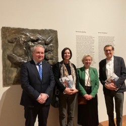 Sculptuur Samen. Voorzitter Stichting John Exalto, Radana Waldová( schenking), Helena Verhoef secretaris,Jiří Wald (schenking)