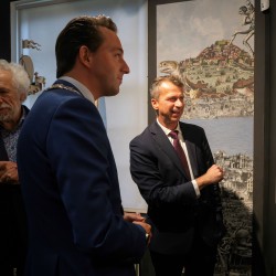 Wethouder Mark Marshall & ambassadeur René Miko bij prent Wethouder Mark Marshall & ambassadeur René Miko bij prent