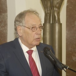 Voorzitter van het bestuur Jan Landsaat spreekt in het mausoleum Voorzitter van het bestuur Jan Landsaat spreekt in het mausoleum