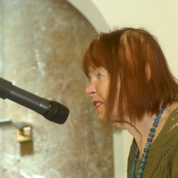 Jana Beranová spreekt gedicht uit