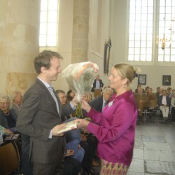 David de Boer krijgt bloemen van bestuurslid Saskia Sap David de Boer krijgt bloemen van bestuurslid Saskia Sap