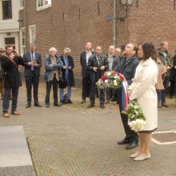 Ambassadeur van Tsjechië Kateřina Sequensová en staatssecretaris van cultuur Ondrej Chrást leggen een krans bij Comenius Ambassadeur van Tsjechië Kateřina Sequensová en staatssecretaris van cultuur Ondrej Chrást leggen een krans bij Comenius