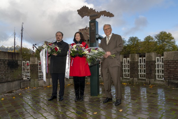 Bloemen bij het Masaryk Monument Rotterdam