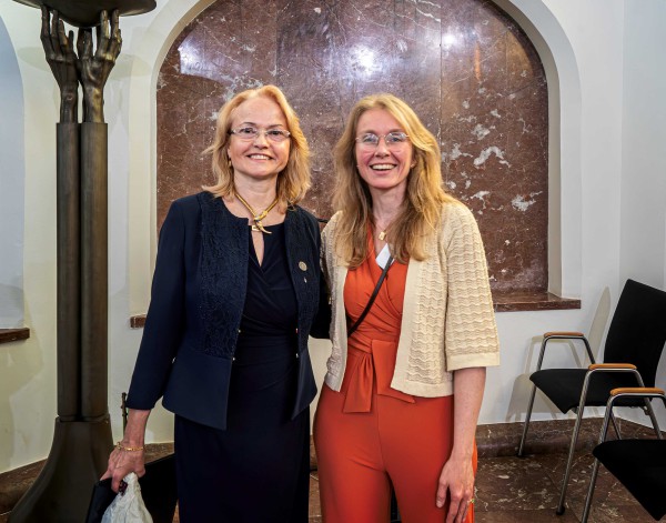 Scheidend directeur Nationaal Pedagogisch Museum te Praag ontvangt Comenius Speld Scheidend directeur Nationaal Pedagogisch Museum te Praag ontvangt Comenius Speld