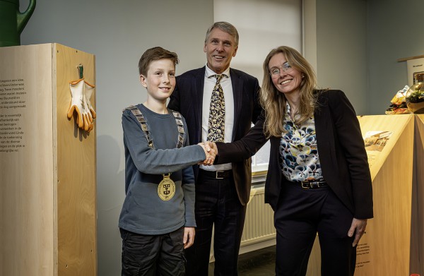 Tentoonstelling 'De wereld in beeld' geopend door Kinderburgemeester en Wethouder