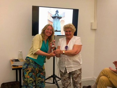 Nieuwe Comeniusbeeldjes in collectie dankzij schenking Maud Arkesteijn-van Willigen Nieuwe Comeniusbeeldjes in collectie dankzij schenking Maud Arkesteijn-van Willigen