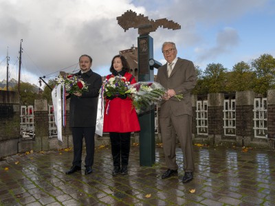 Bloemen bij het Masaryk Monument Rotterdam Bloemen bij het Masaryk Monument Rotterdam