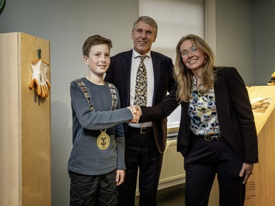 Tentoonstelling 'De wereld in beeld' geopend door Kinderburgemeester en Wethouder