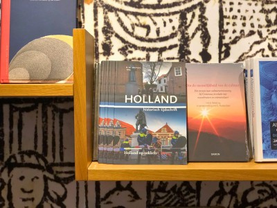 Eerste exemplaar 'Holland op sokkels' aangeboden aan het Comenius Museum